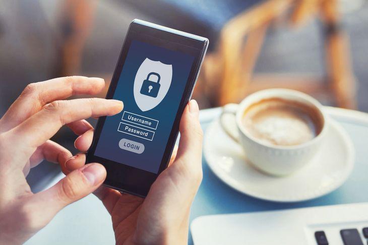 persona poniendo clave de seguridad en su móvil