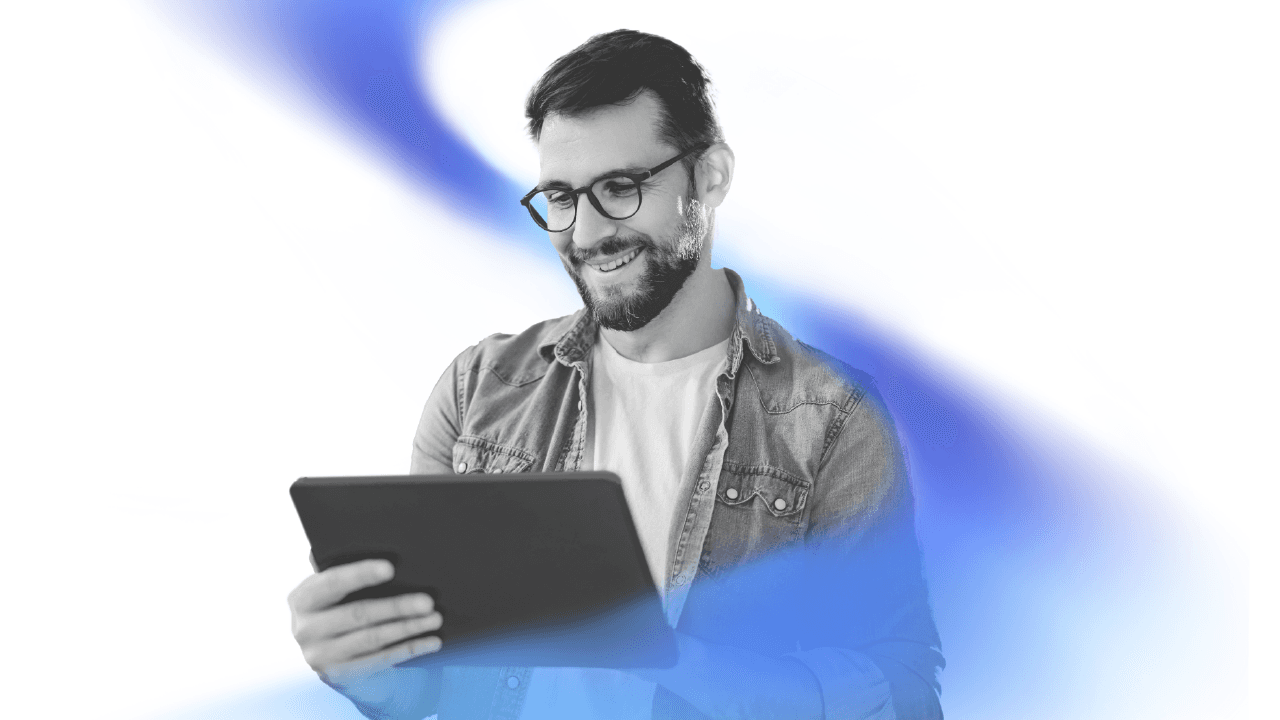 persona mirando una tablet