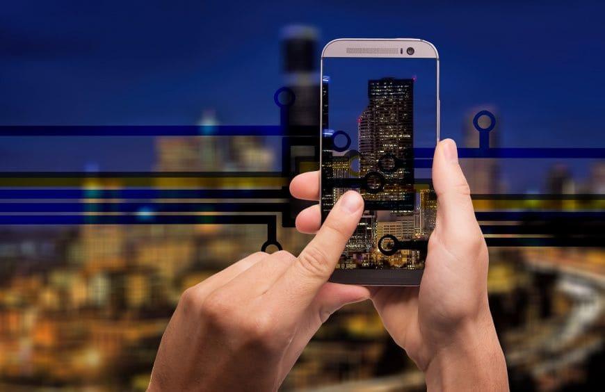 móvil haciendo foto a ciudad de noche