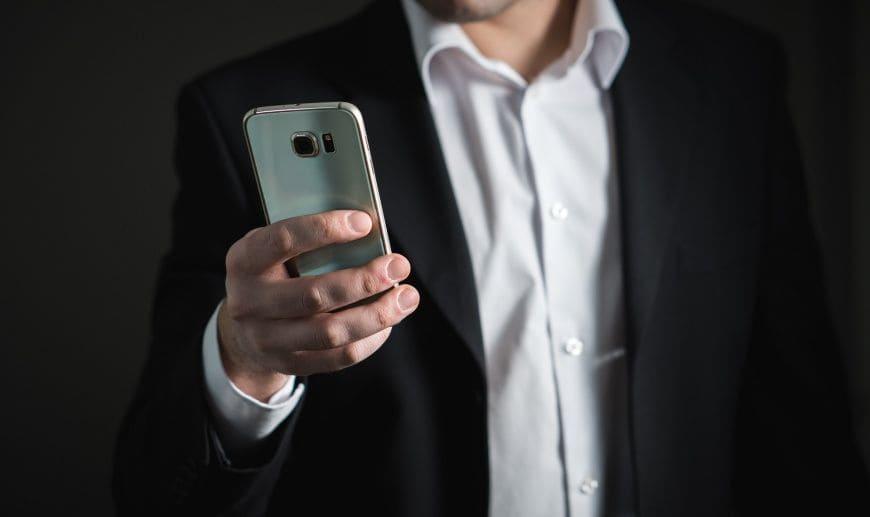 persona mirando el telefono