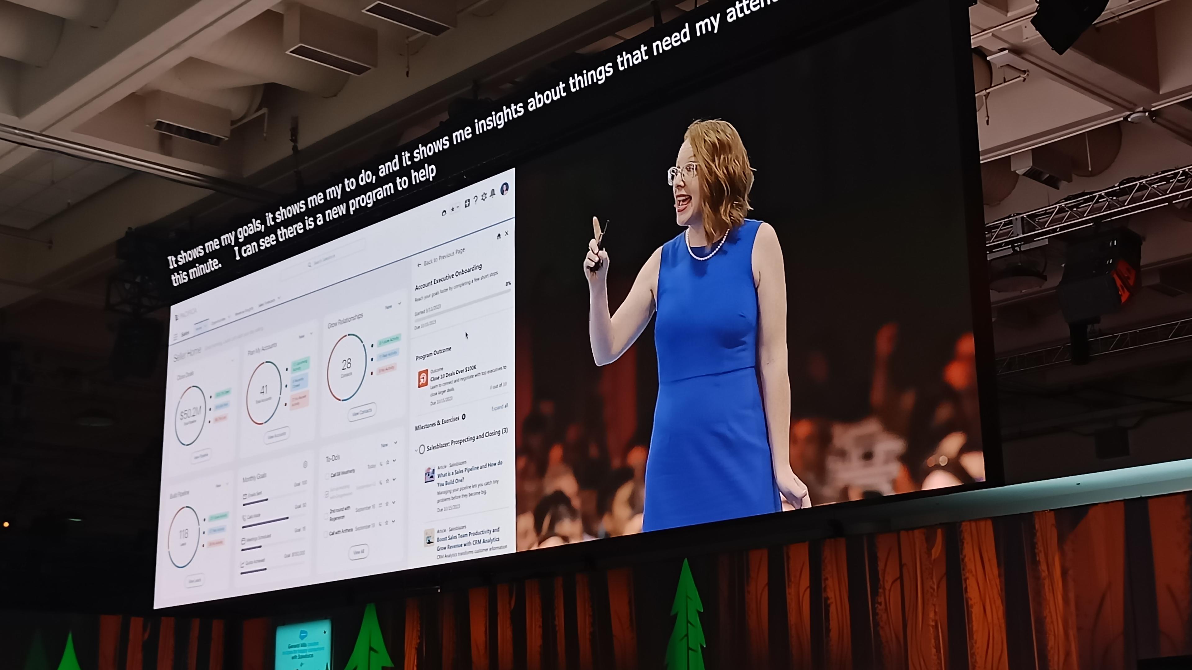 Dreamforce chica presentando