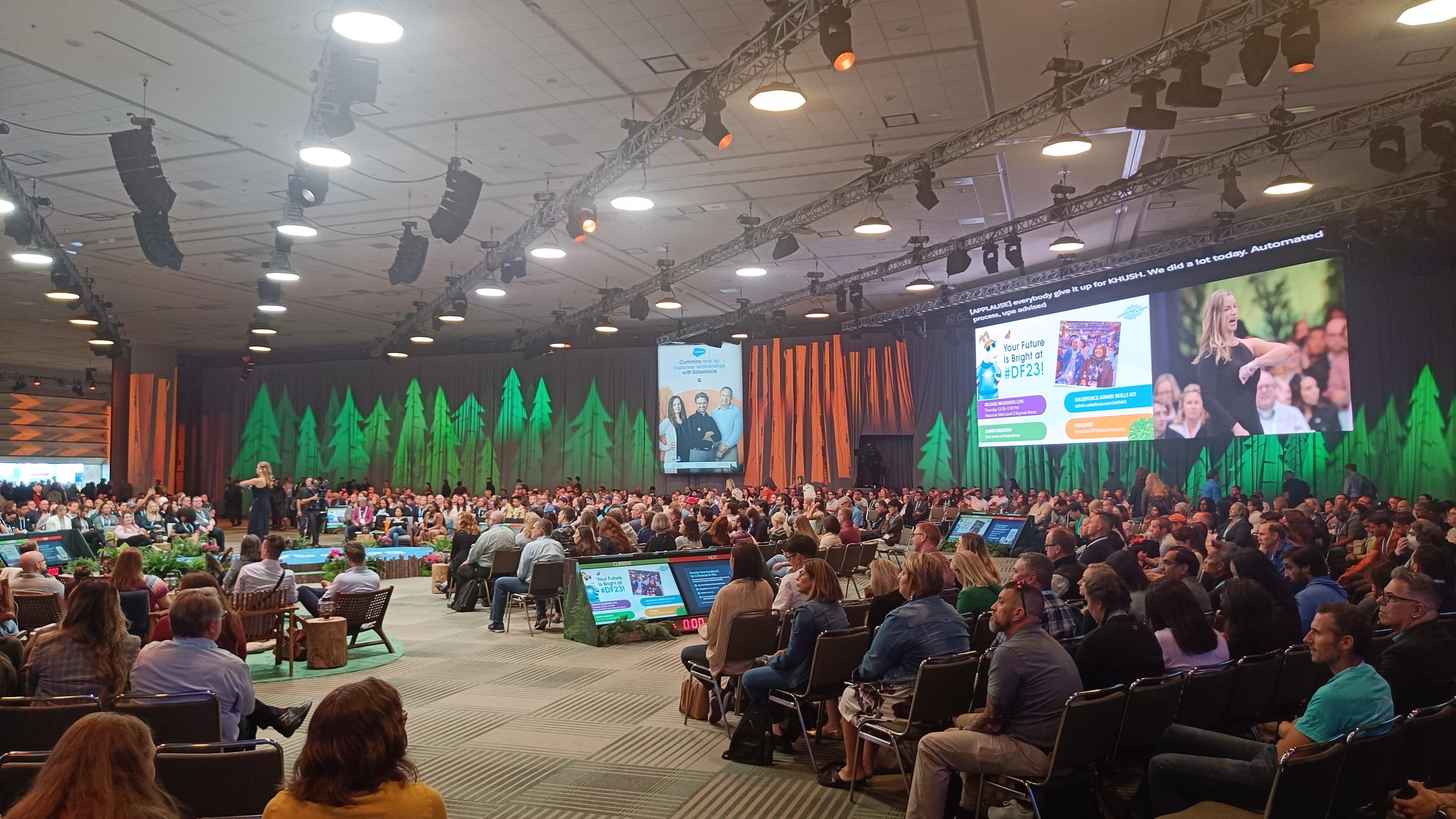 Dreamforce chica presentando...