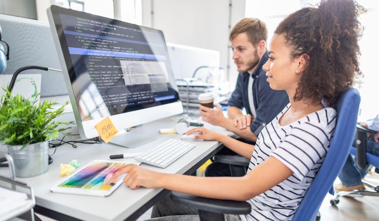 dos personas trabajando