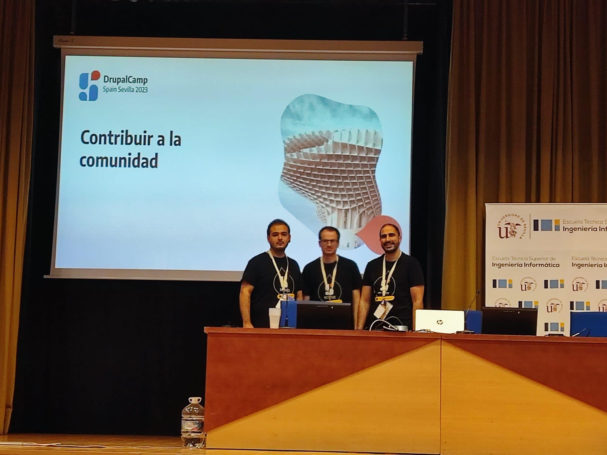 tres personas exponiendo una presentación