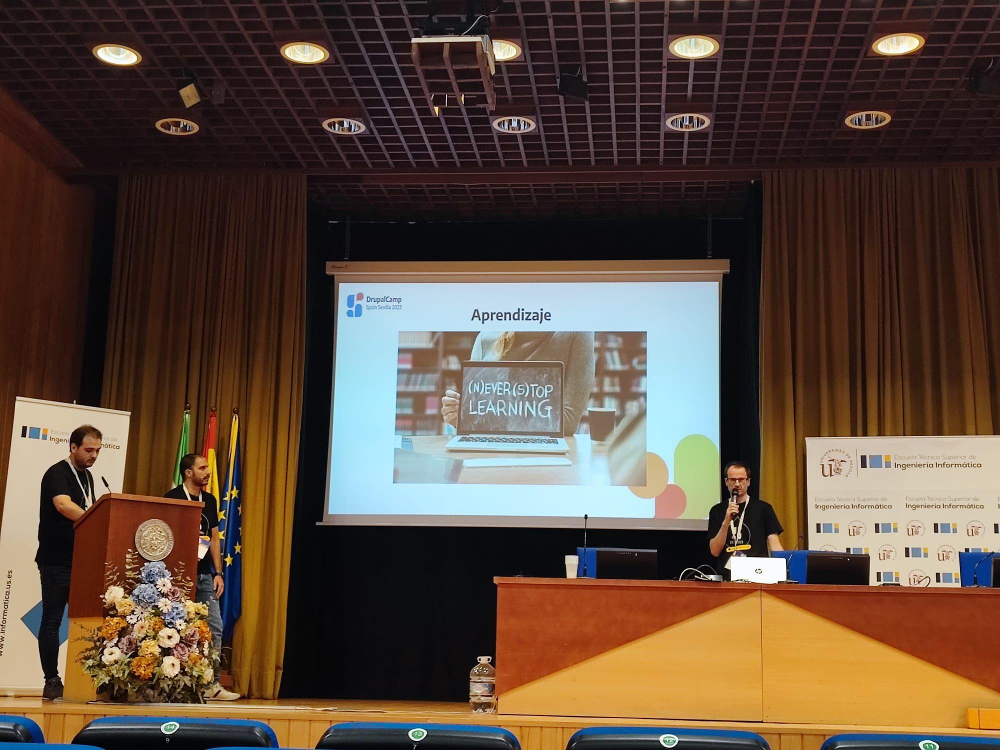 personas presentando 