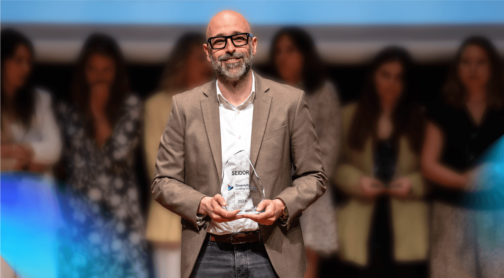 Ivan Gonzalez de pie mostrando un premio