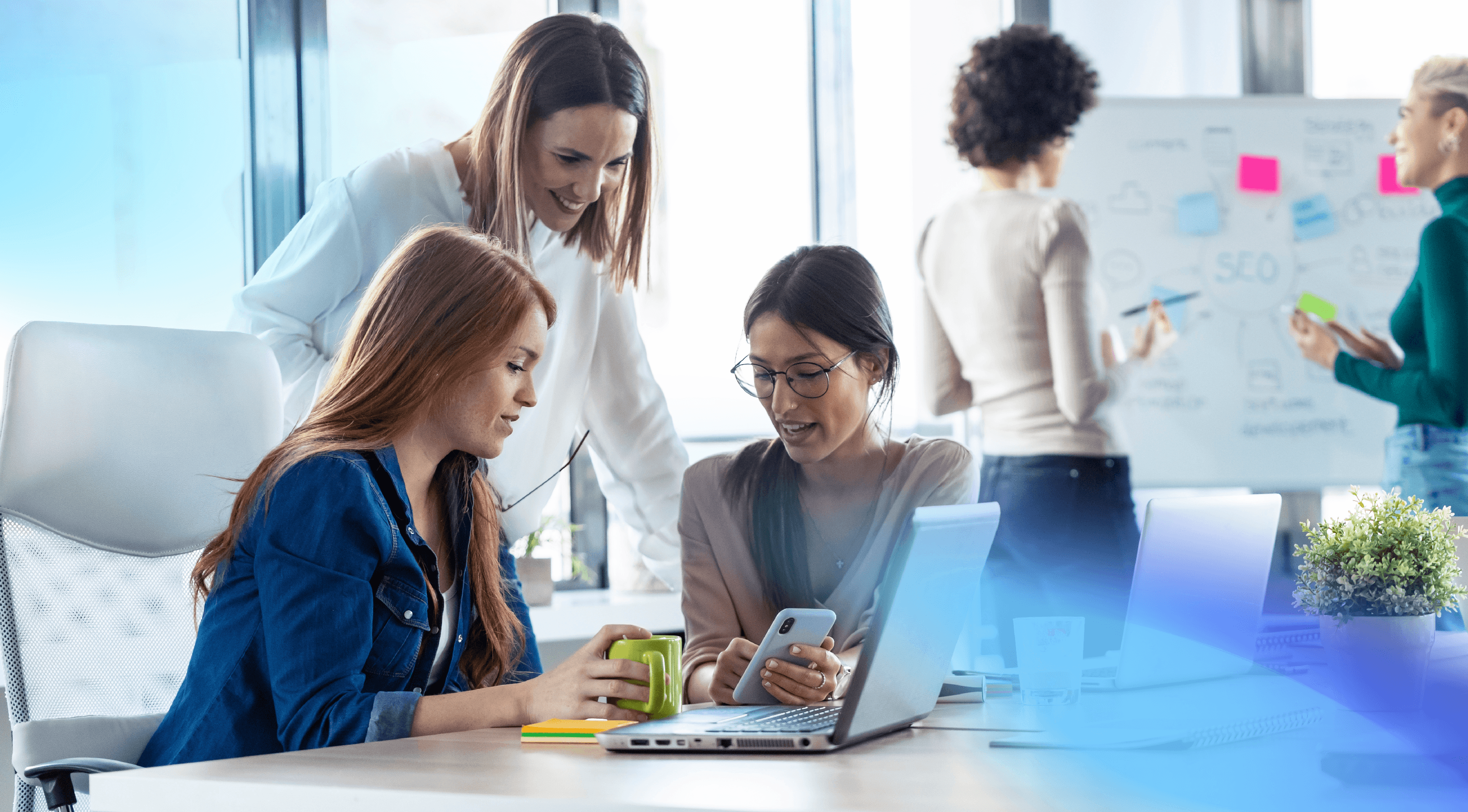 personnes utilisant un ordinateur