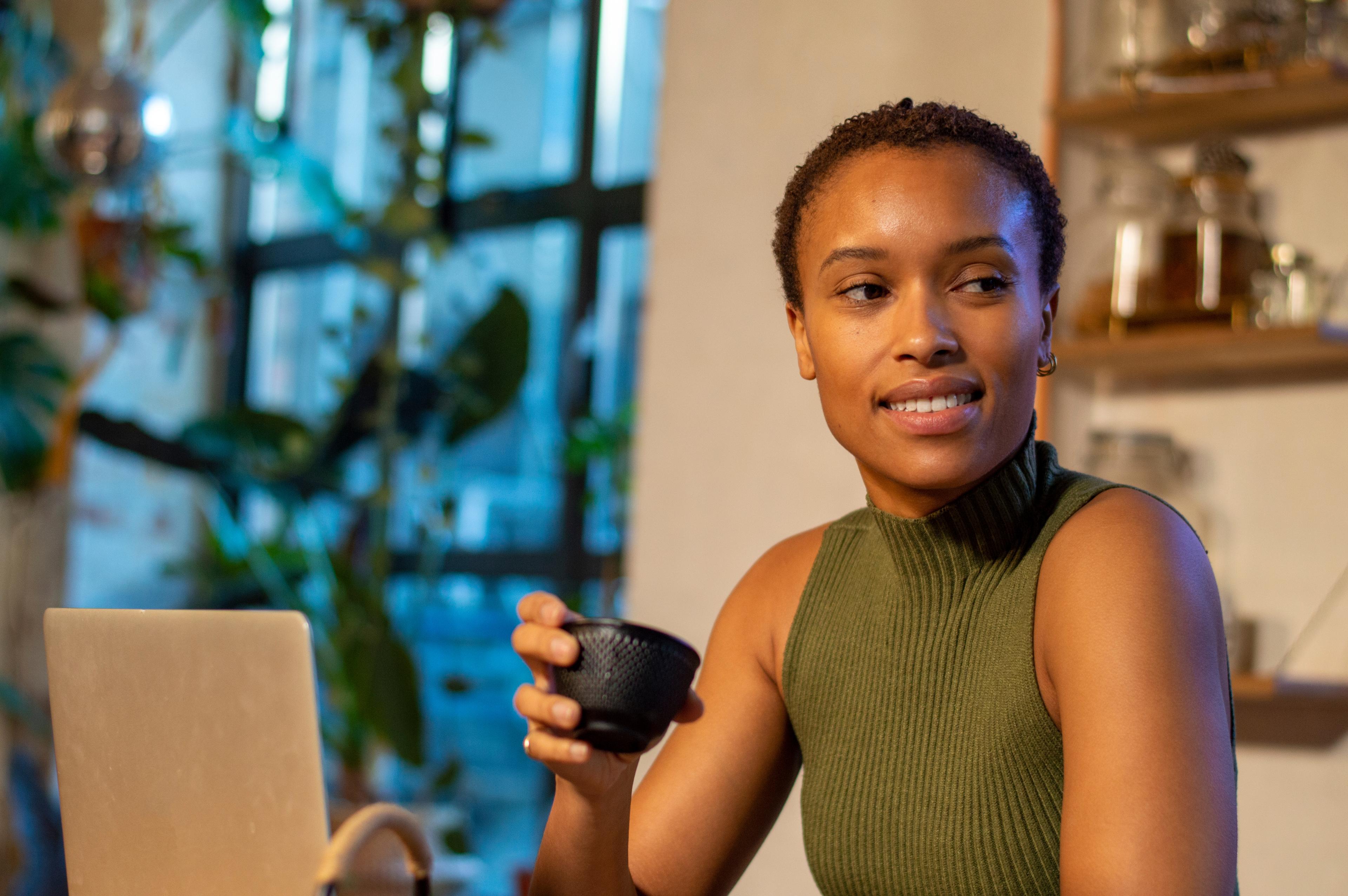 mujer con un cafe