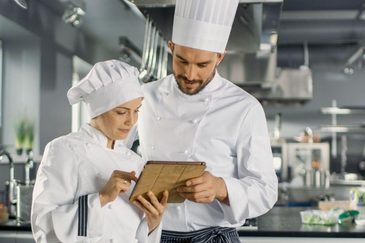 deux personnes dans une cuisine