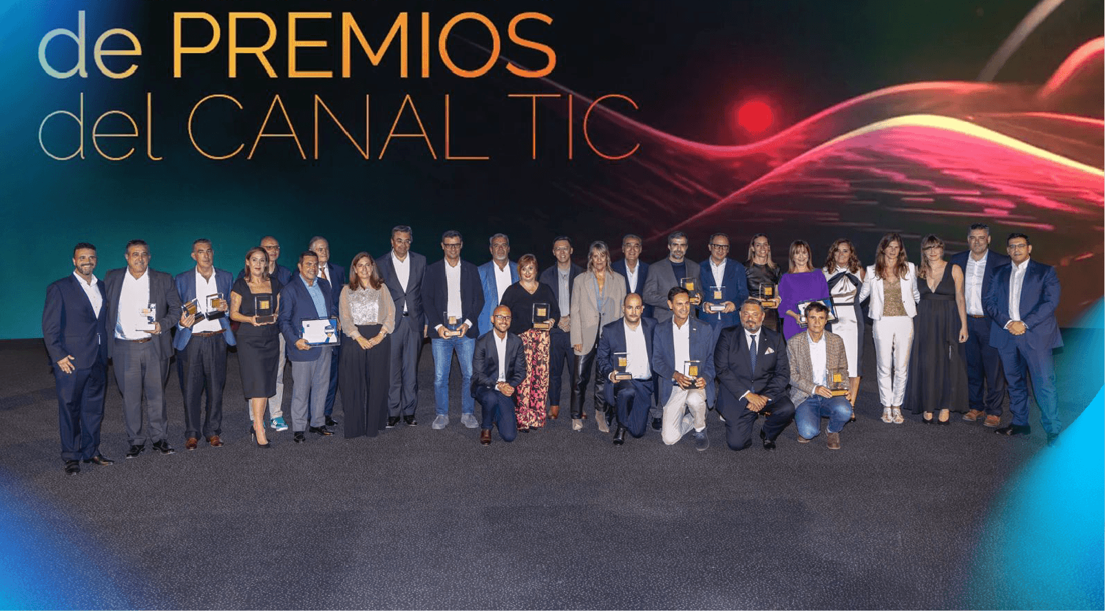 Foto de familia en recogida de un premio