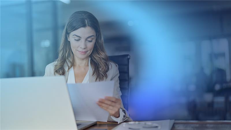 mujer trabajando en oficina