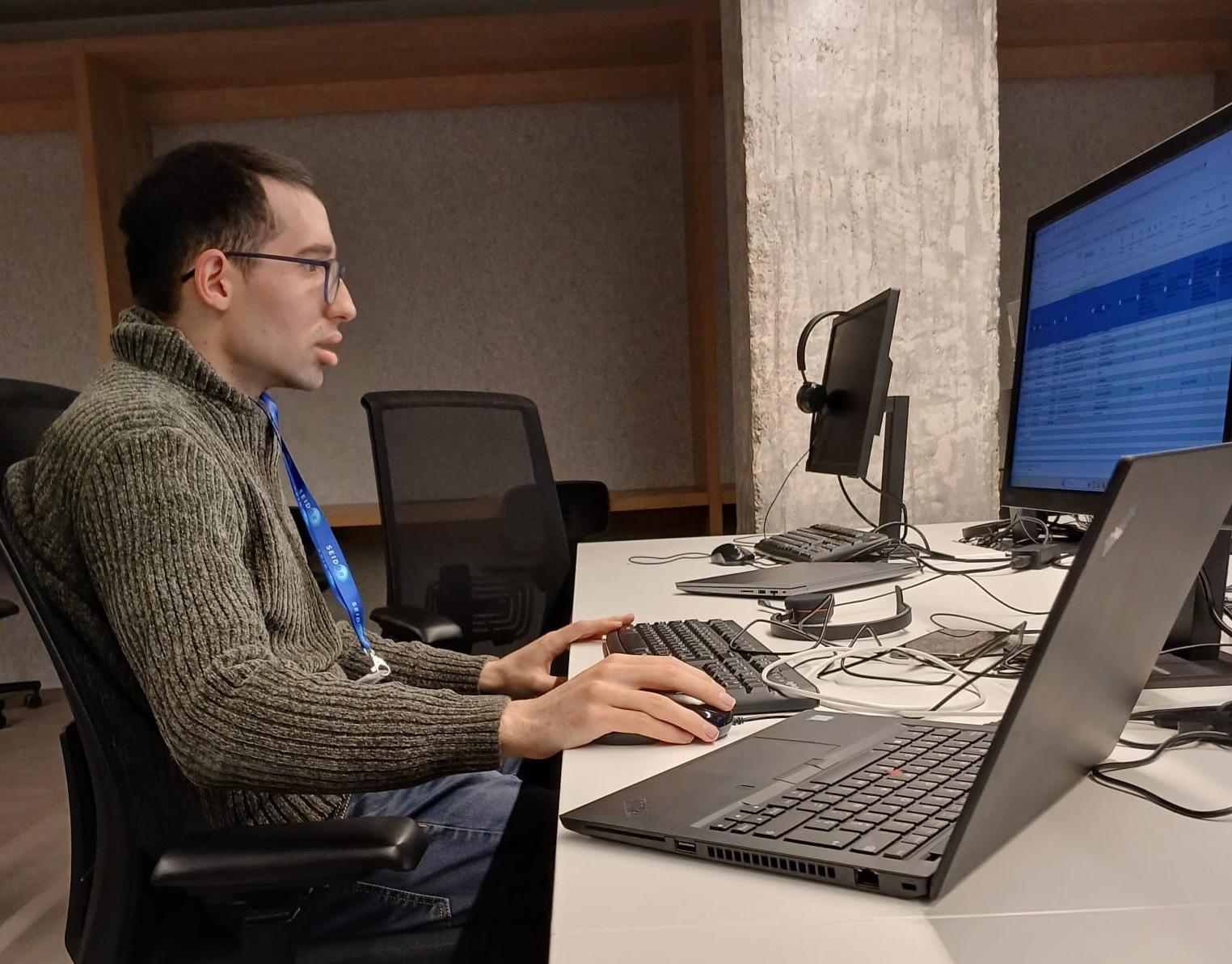 persona trabajando en una oficina